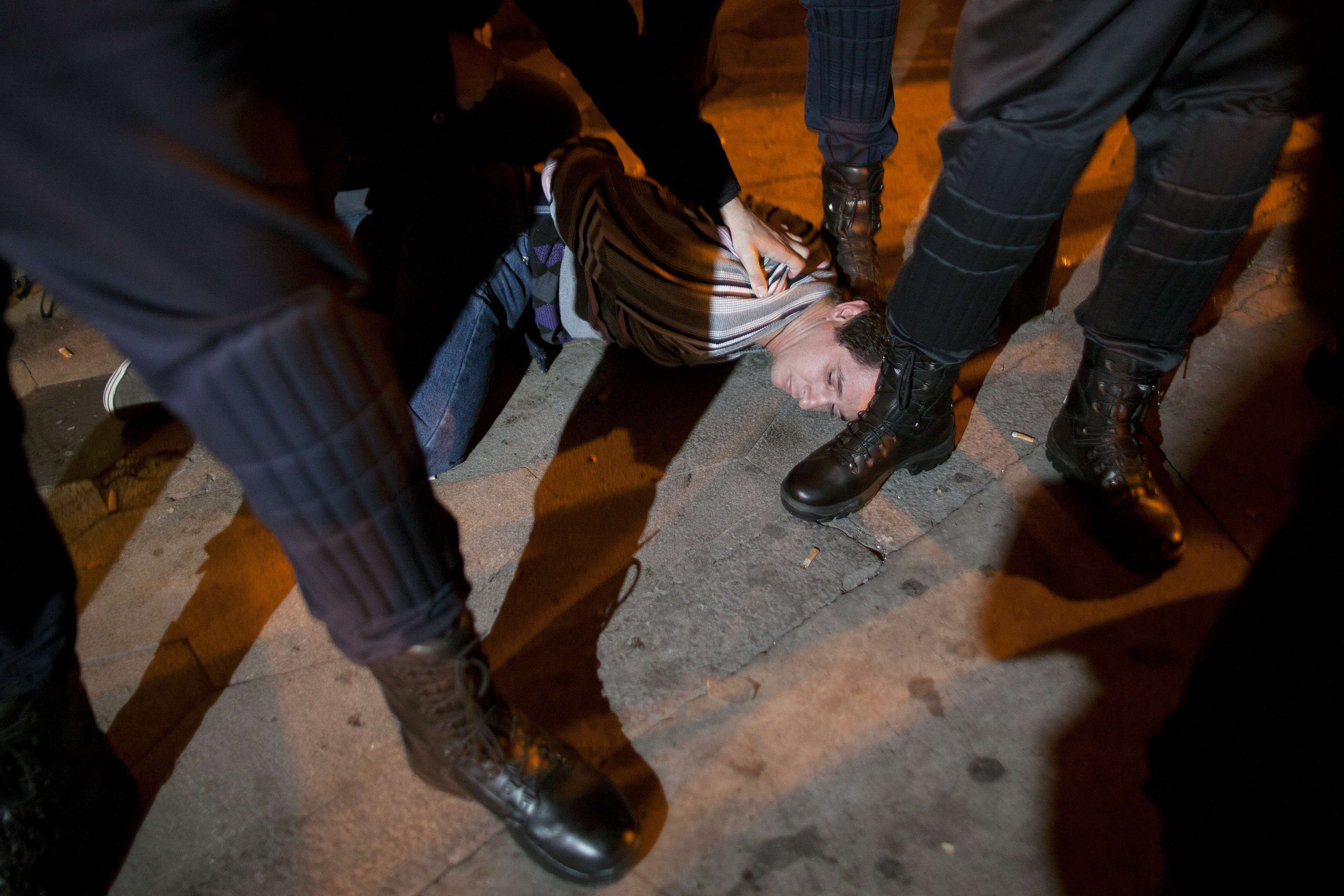 Παραλύει η Ισπανία – 42 συλλήψεις, 13 τραυματίες τις πρώτες ώρες της απεργίας