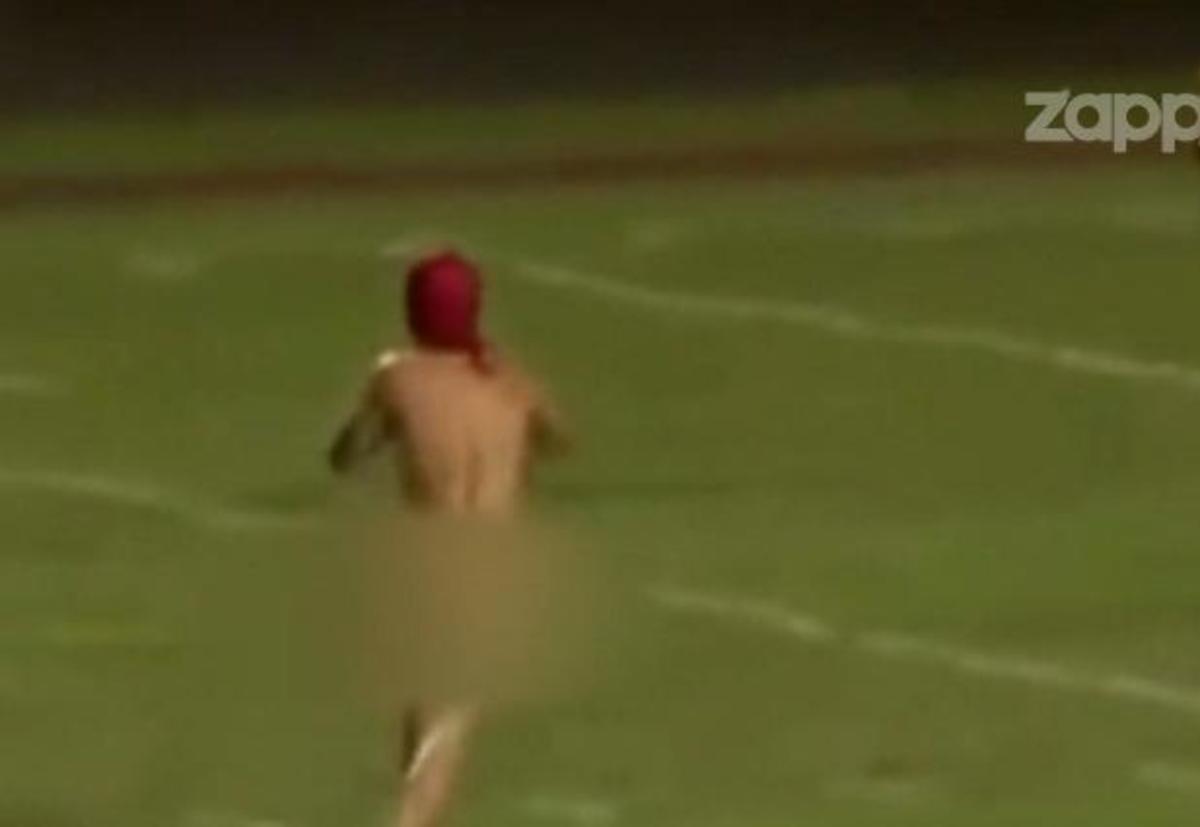 Ο Σπάιντερμαν γυμνός στο γήπεδο! ΒΙΝΤΕΟ