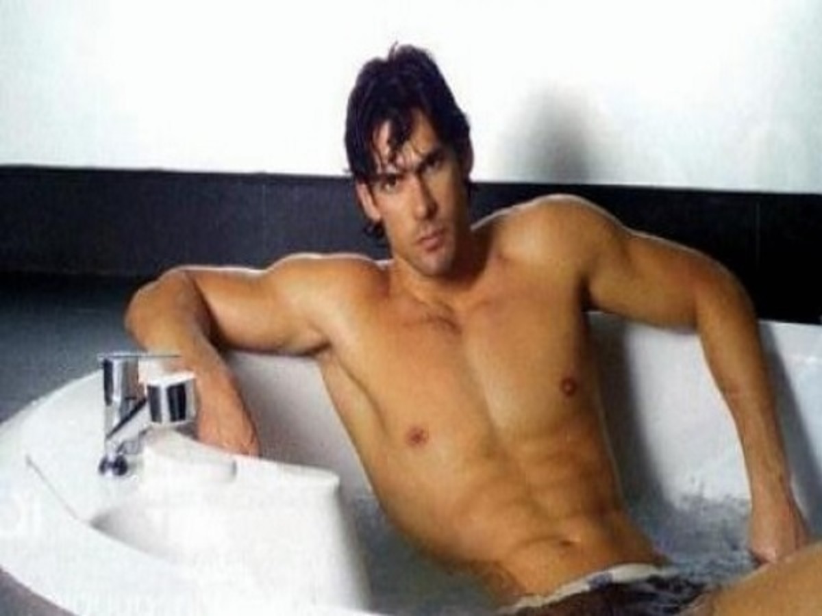 Ημίγυμνος ο Γιάννης Σπαλιάρας “γονατίζει” θαυμάστριες και social media με το… SUP του! (ΦΩΤΟ)