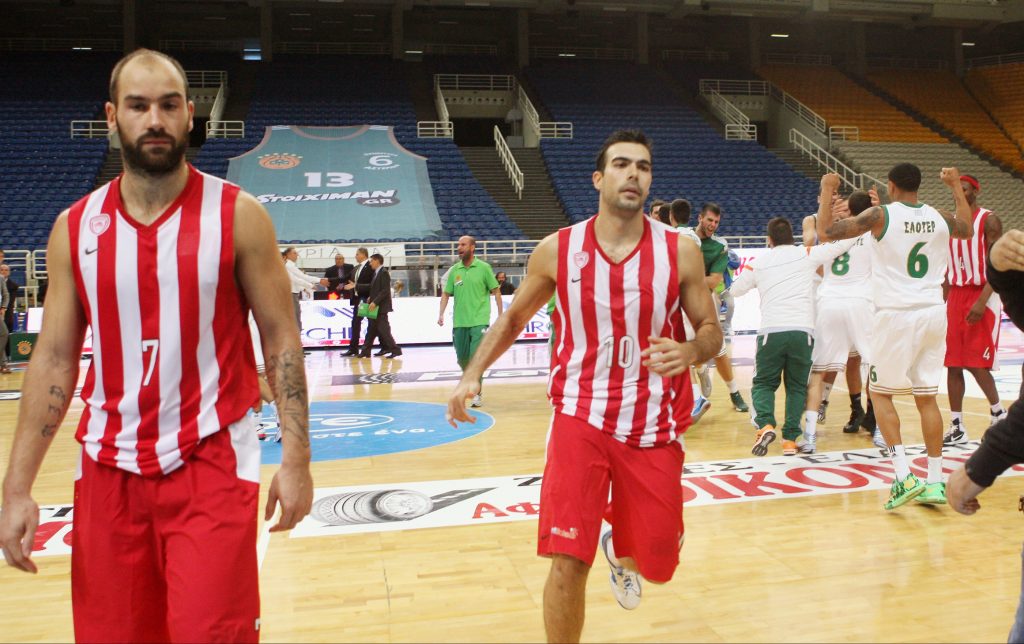 Άγριο κράξιμο στο ΣΕΦ από οπαδούς του Ολυμπιακού: Ξεφτίλα! Μπαρτζώκα φύγε (VIDEO)