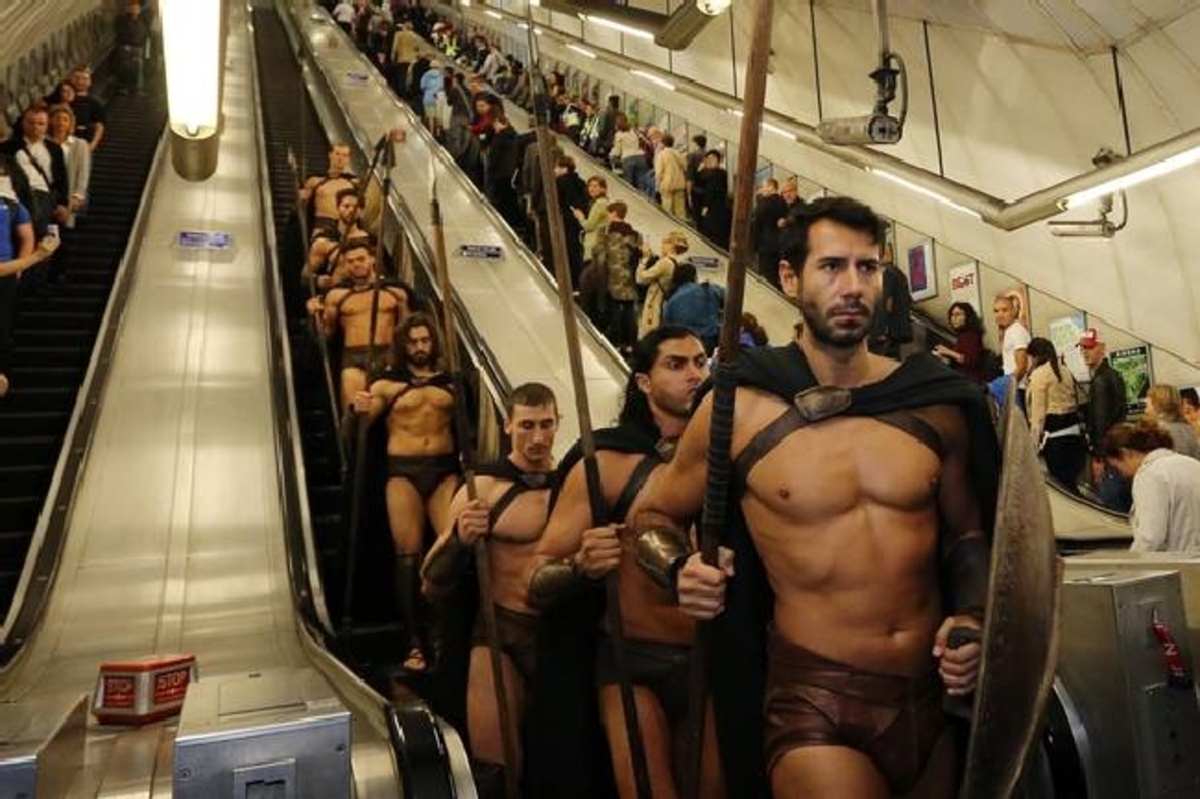 Επιδρομή Σπαρτιατών στρατιωτών στο μετρό του Λονδίνου! (φωτό)