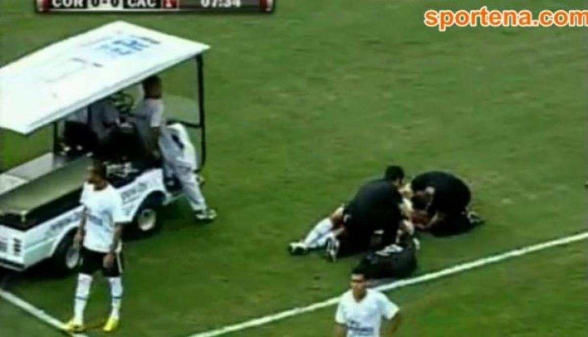 Σοκαριστικό βίντεο: Ποδοσφαιριστής με σπασμούς μετά από σοβαρό χτύπημα!
