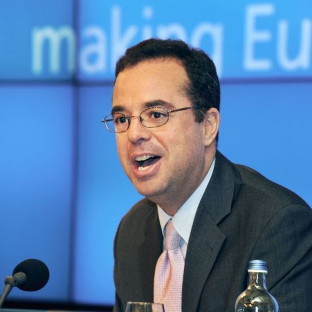 Spiegel για Draghi: Ξυπνήστε με όταν πει κάτι για την Ελλάδα