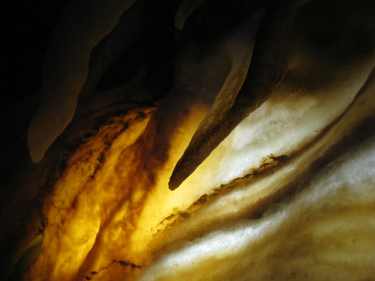 Το χρώμα των σπηλαίων στο φως