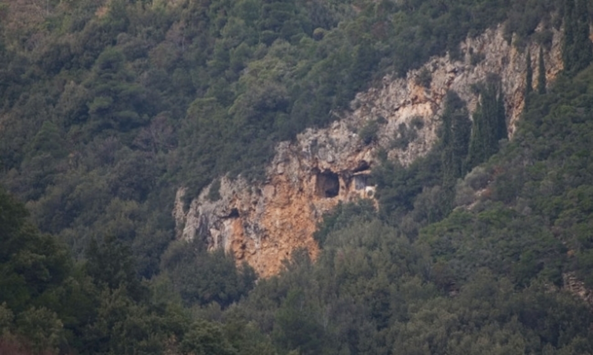Θαυμάστε το μοναδικό σπήλαιο του Οσίου Κοσμά του Ζωγραφίτη!