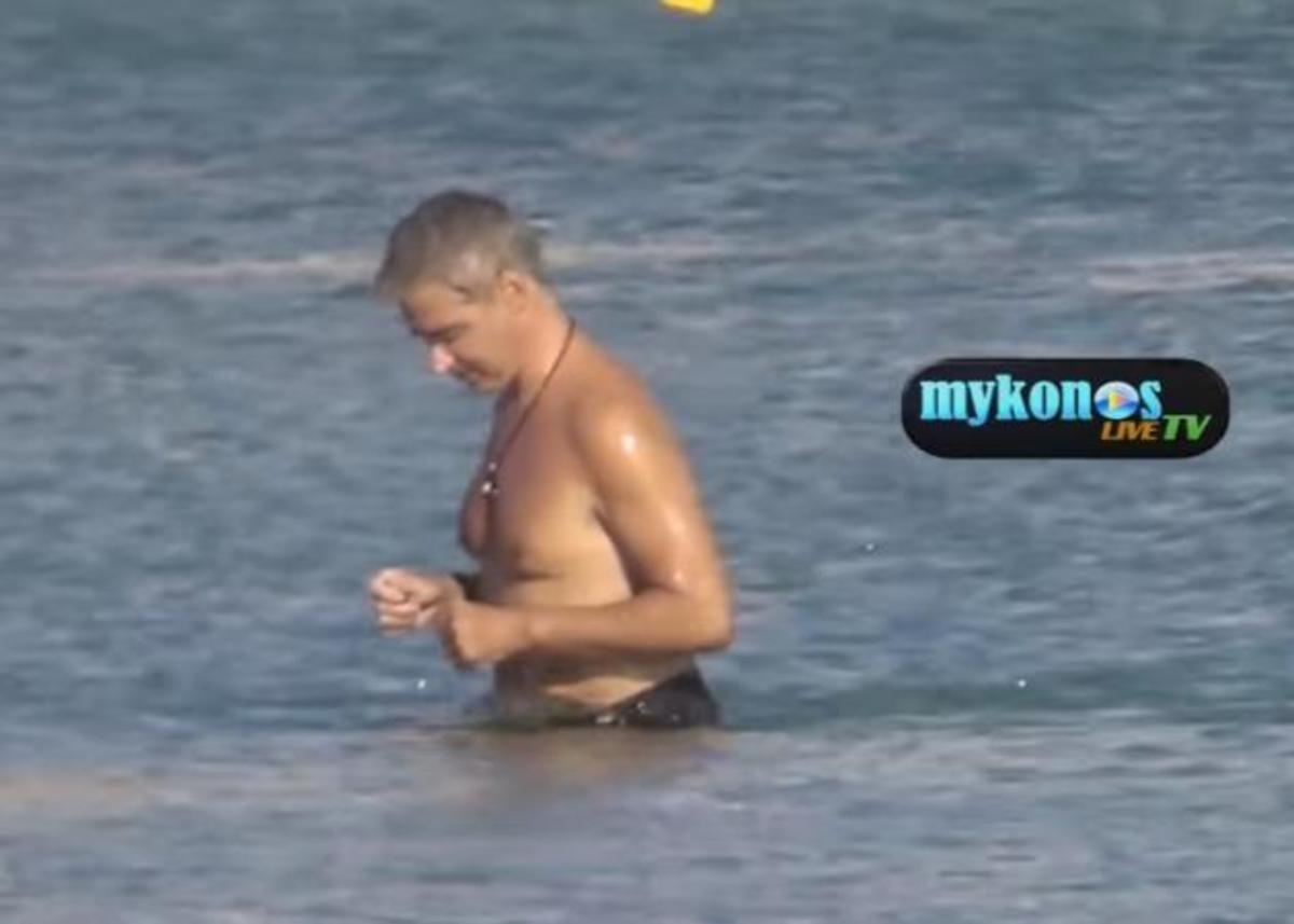 Άρης Σπηλιωτόπουλος: Οι βουτιές του στη Μύκονο! Video