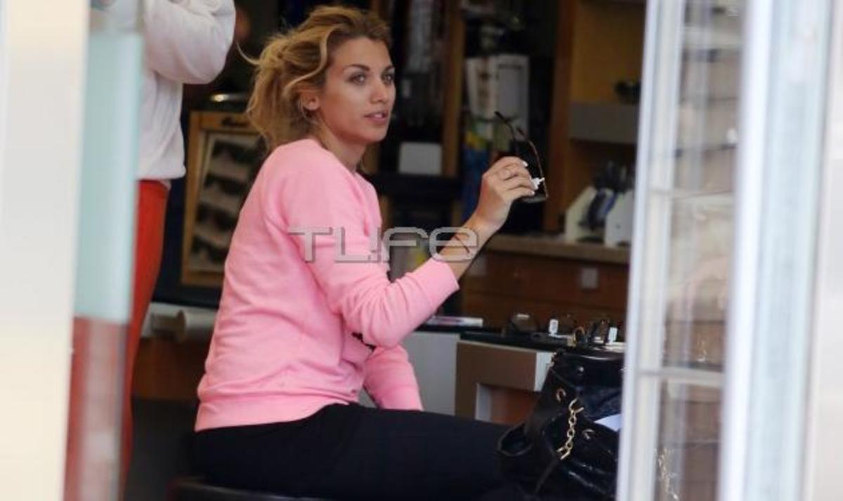 Κ. Σπυροπούλου: Με casual look και χωρίς μακιγιάζ, δοκιμάζει γυαλιά σε κατάστημα οπτικών! Φωτογραφίες