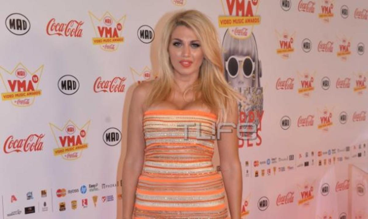 MAD VMA 2015: Η σέξι εμφάνιση της Σπυροπούλου στα παρασκήνια!