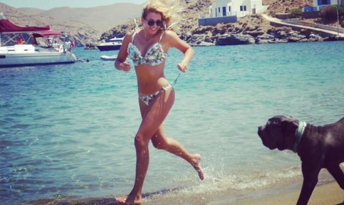 Κωνσταντίνα Σπυροπούλου: Παιχνίδια με τον σκύλο της στην παραλία!