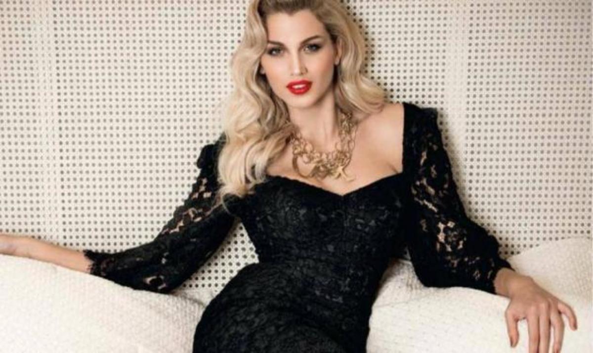 Στα μπουζούκια τα σπάει πάλι η Κωνσταντίνα Σπυροπούλου