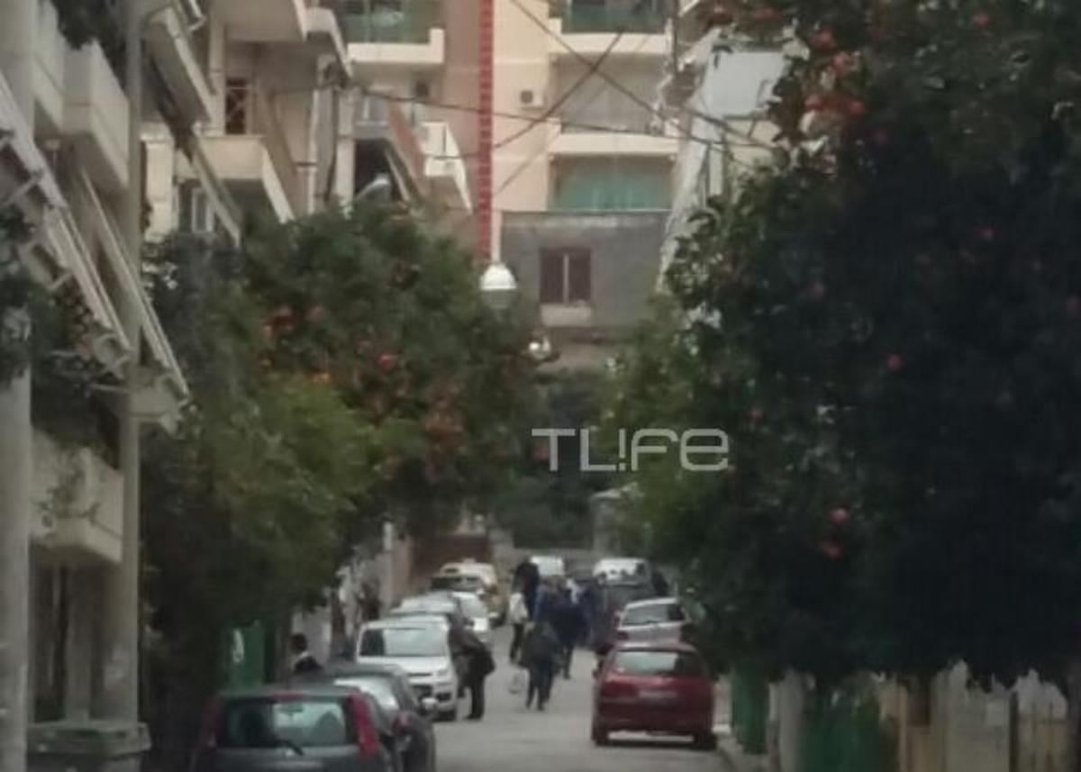 Παντελής Παντελίδης: Πλήθος κόσμου συγκεντρώθηκε στο πατρικό του σπίτι στη Νέα Ιωνία – Φωτογραφίες