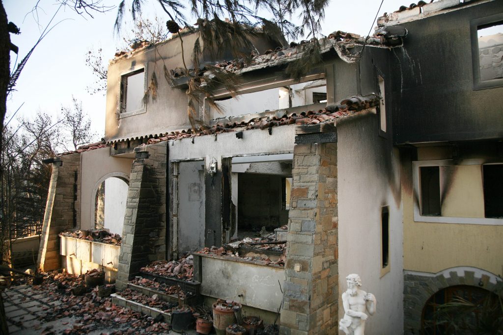 Η επέμβαση της πυροσβεστικής δεν μπόρεσε να σώσει τον ηλικιωμένο - ΦΩΤΟ EUROKINISSI