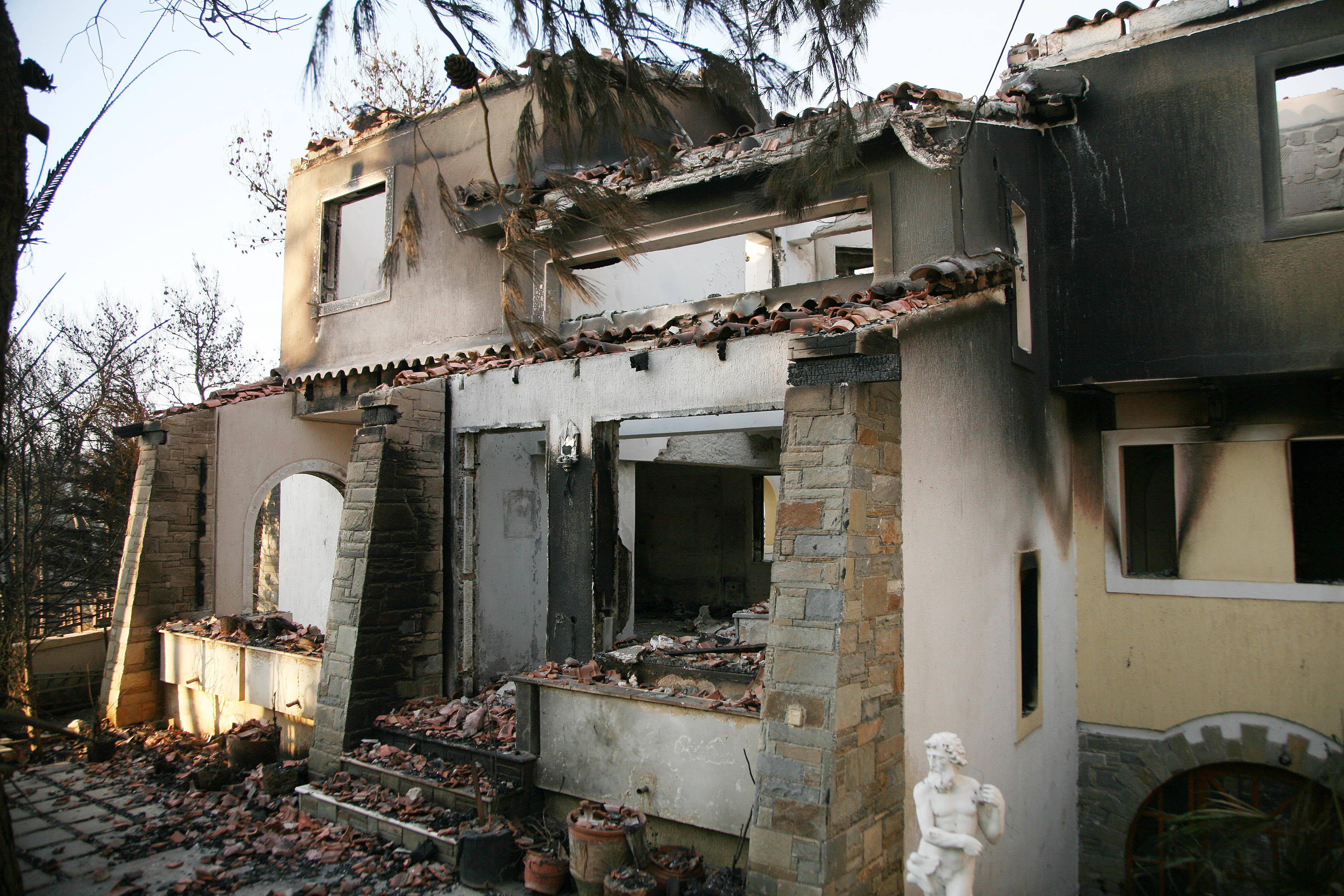 Η επέμβαση της πυροσβεστικής δεν μπόρεσε να σώσει τον ηλικιωμένο - ΦΩΤΟ EUROKINISSI