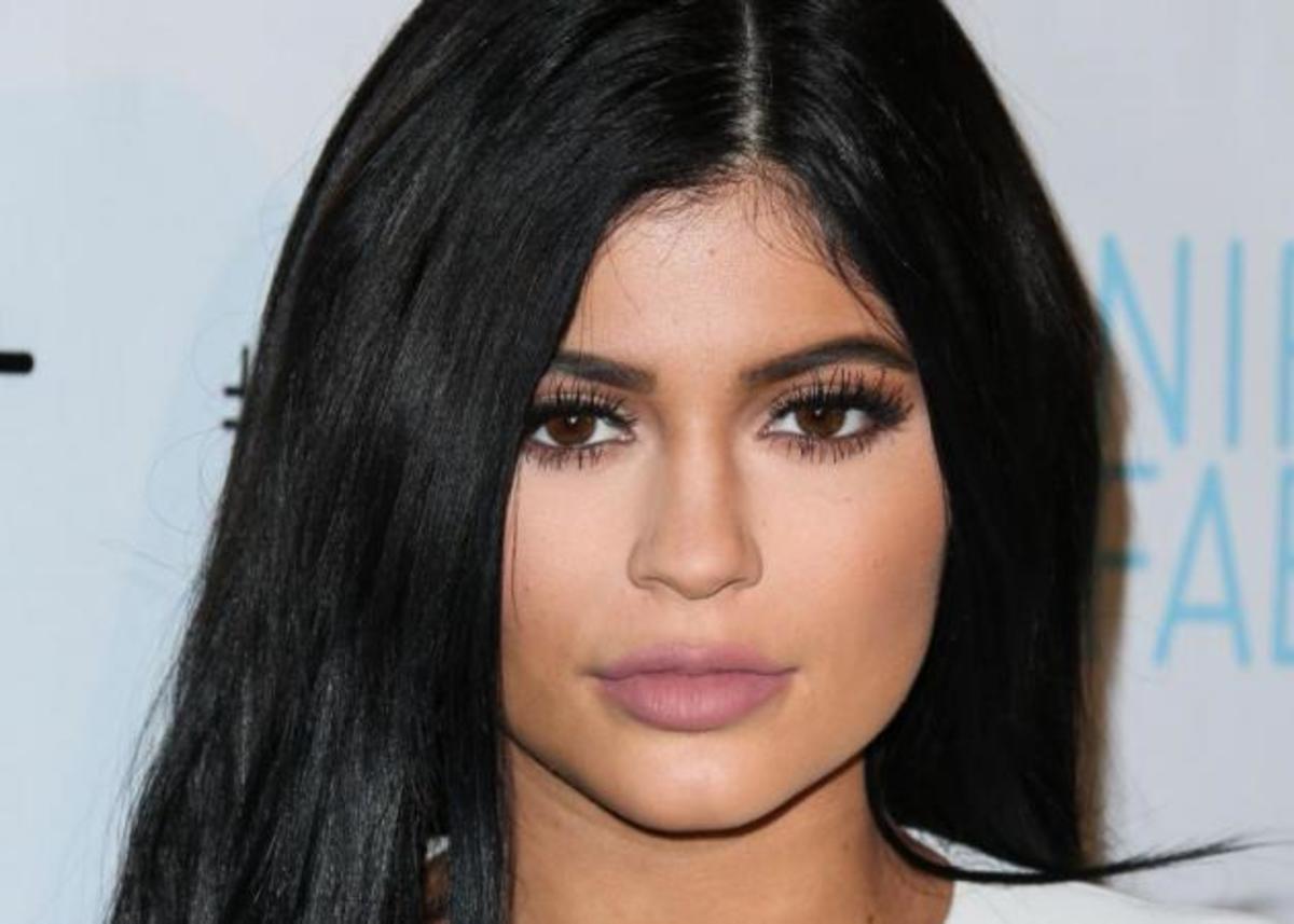 Η Kylie Jenner σχεδόν γυμνή για να διαφημίσει το νέο της κραγιόν! Τι χρώμα είναι!