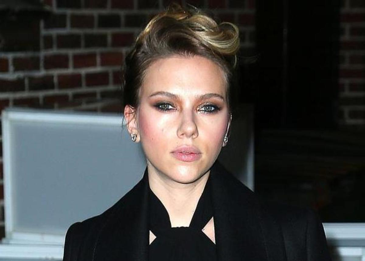 Το μυστικό της Scarlett Johansson με το ροδόνερο και πώς το χρησιμοποιεί!