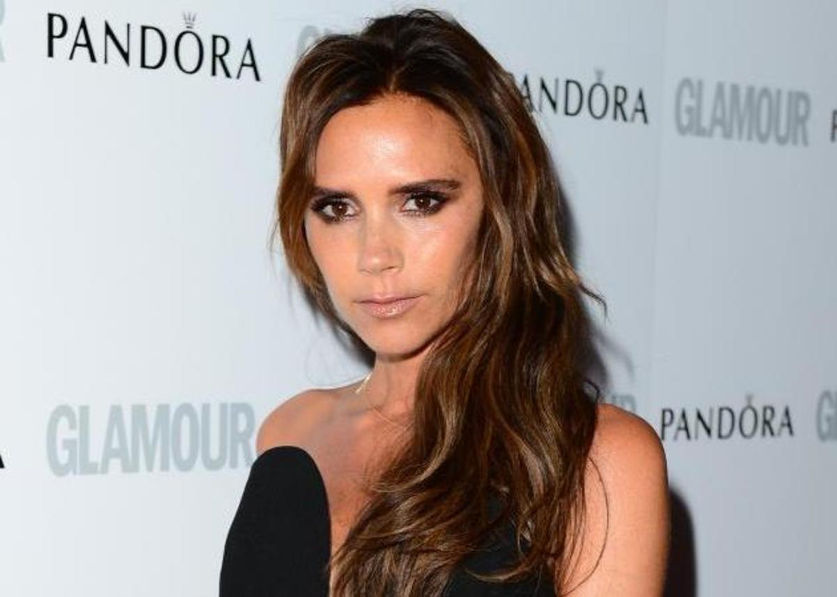 H Victoria Beckham φτιάχνει τέλεια τα μαλλιά της μόνη της!