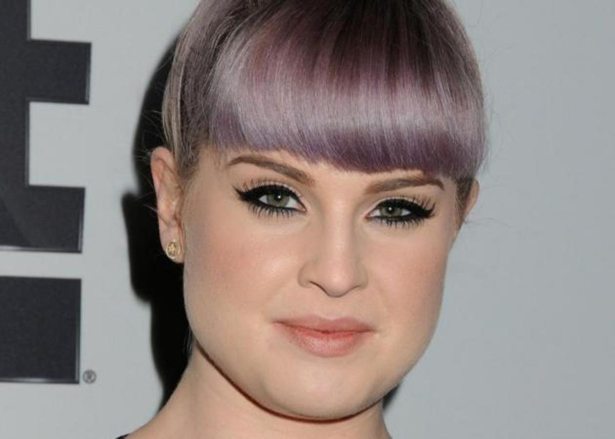 Δεν θα μαντέψεις ποτέ τι κρύβει στο πίσω μέρος των μαλλιών της η Kelly Osbourne!