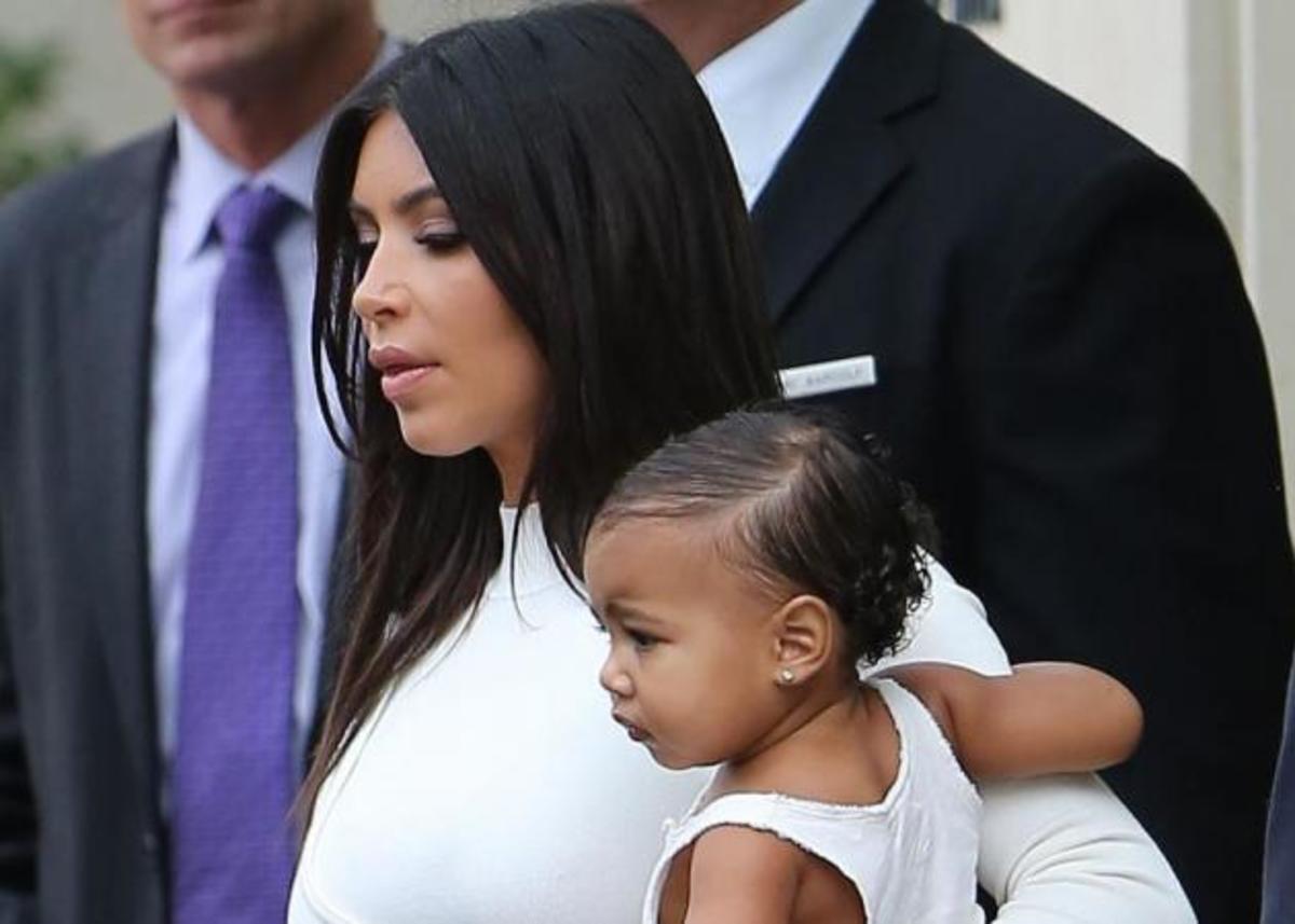 Kim Kardashian: H 14 μηνών κόρης της δοκιμάζει τα νέα προϊόντα ομορφιάς της