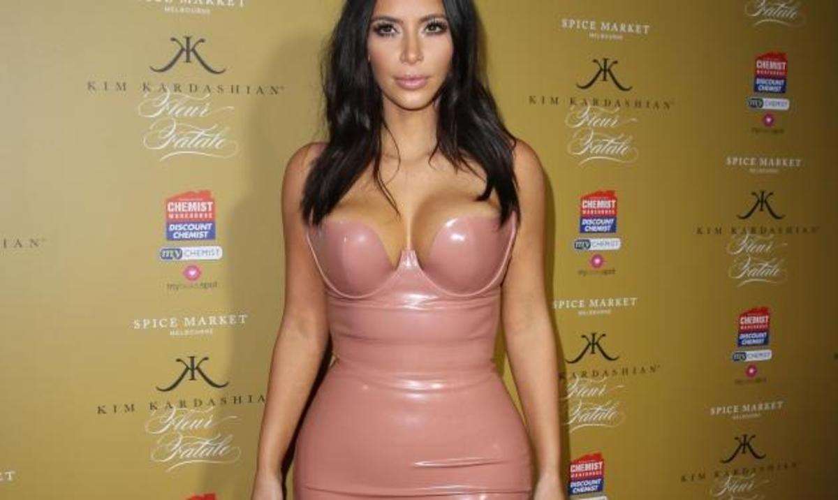 Πώς κατάφερε η Κim Kardashian να στριμώξει τις καμπύλες της σε αυτό το στενό φόρεμα φετίχ!