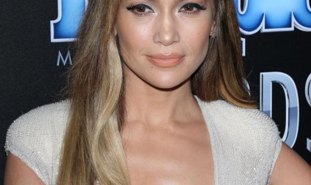 Jennifer Lopez: Αποδεικνύει πως εκτός από… οπίσθια έχει και αβυσσαλέο ντεκολτέ! Φωτογραφίες