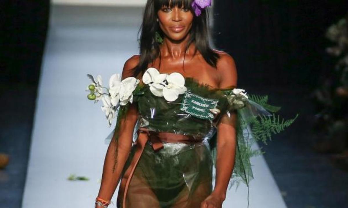 Νaomi Campbell: Η μαύρη γαζέλα σχεδόν γυμνή στην πασαρέλα στα 44 της!