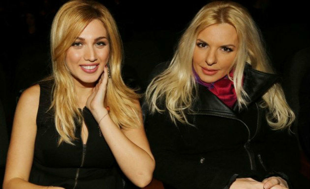 Η Κωνσταντίνα Σπυροπούλου φωτογράφισε την Αννίτα Πάνια την ώρα που κοιμόταν με ροζ εσώρουχο και την ανέβασε στα social media!