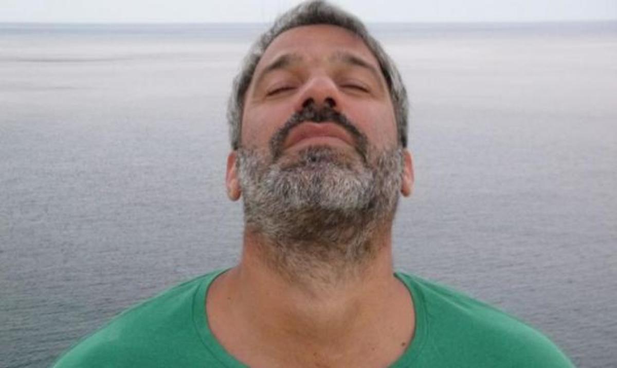 Σπύρος Χαριτάτος: H ιστορία που τον συγκλόνισε -“Νιώθω σκόνη στον άνεμο. Τίποτα”