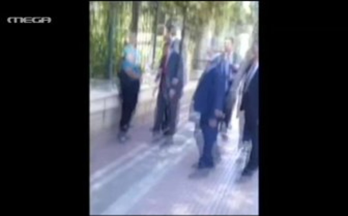 Συνομιλία Σαμαρά με γυναίκα