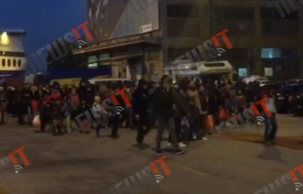 Εγκλωβισμένοι πρόσφυγες στον Πειραιά