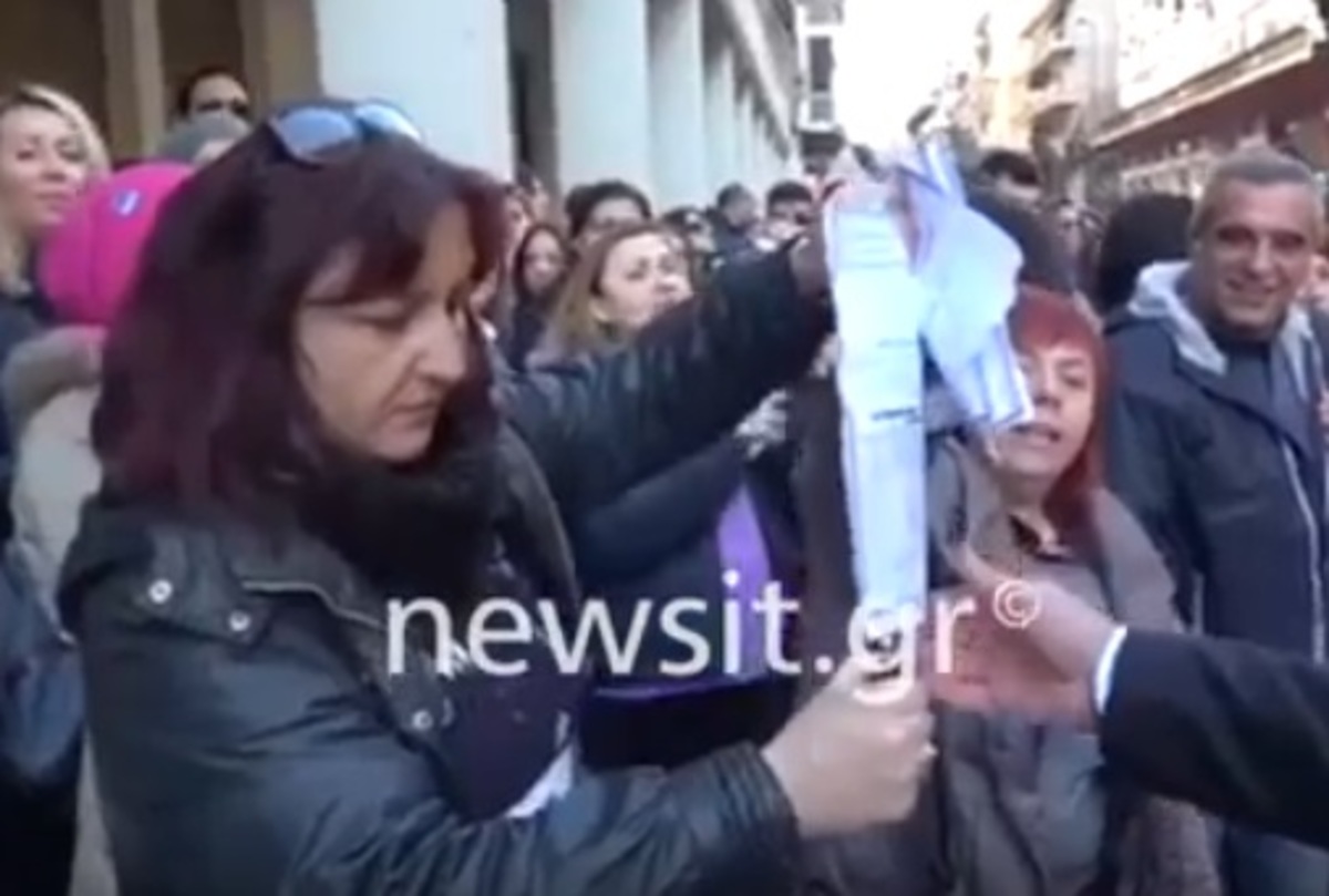 Έκαψαν τα πτυχία τους στο υπουργείο υγείας