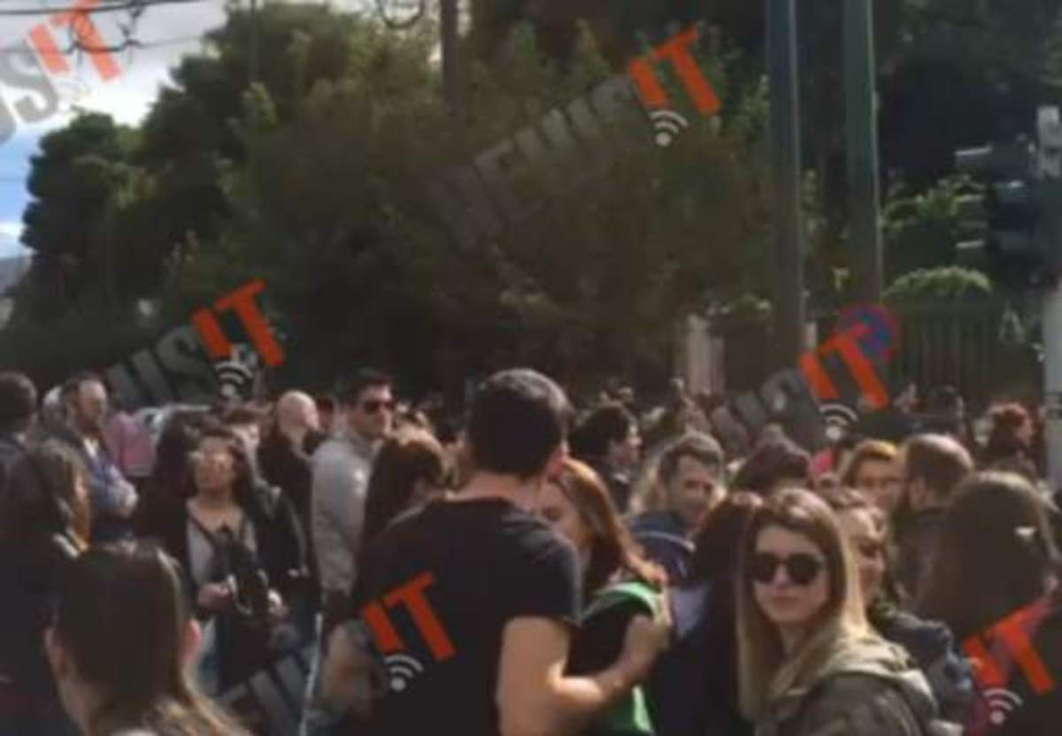 Διαμαρτυρία εργαζομένων στη βουλή