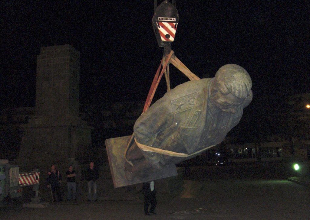 Το άγαλμα του Στάλιν έχει κατέβει....ΦΩΤΟ REUTERS