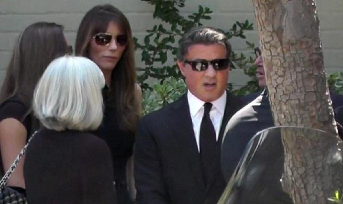 Συντετριμμένος o Sylvester Stallone στην κηδεία του γιου του Sage