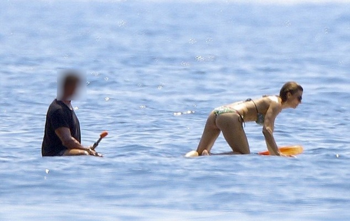 Με τέτοια “καυτή” θέα πώς να κοιτάξει αλλού ο ηθοποιός!