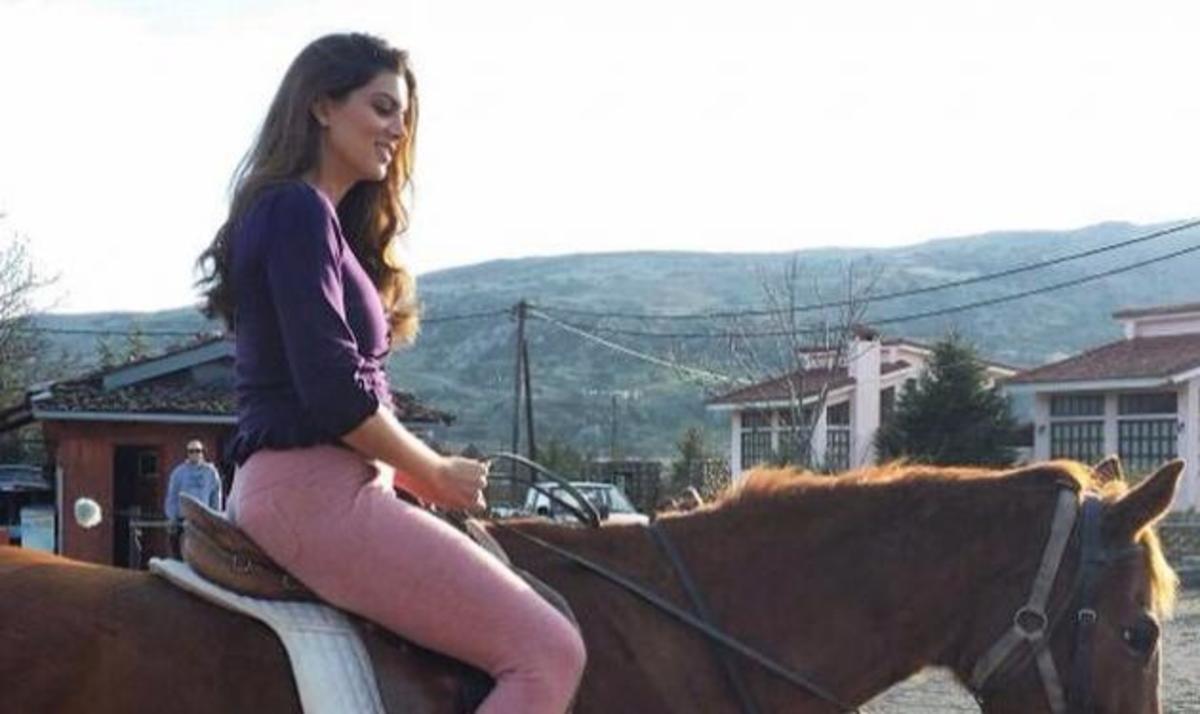 Δες την Σταματίνα Τσιμτσιλή να… καβαλά άλογο!