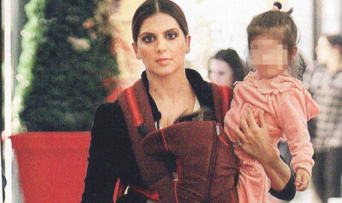 Δες την Σταματίνα Τσιμτσιλή να κάνει βόλτα με τις κόρες της