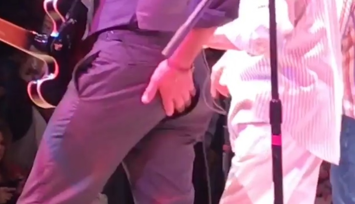 Σκίστηκε το παντελόνι του πάνω στη σκηνή!