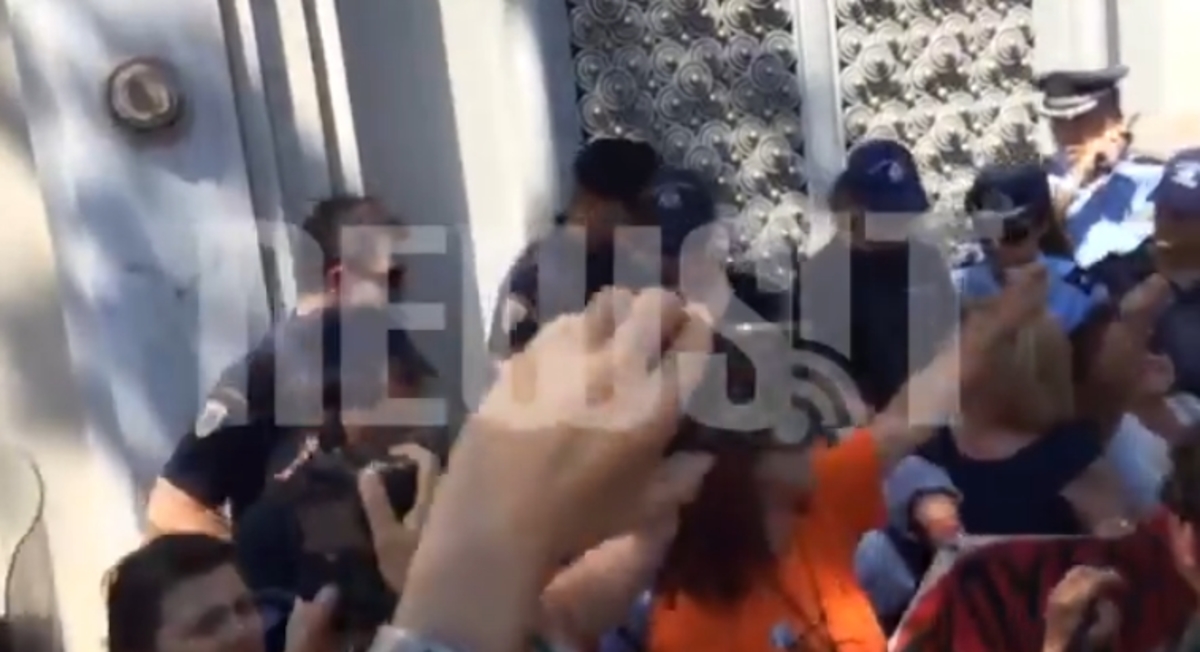 Ένταση με καθαρίστριες