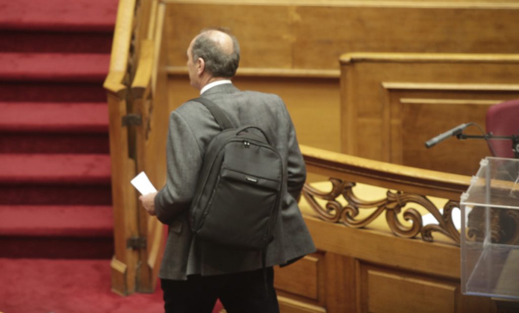 Υπουργός πρόσφερε σε πρώην υπουργό μια σοκοφρέτα!