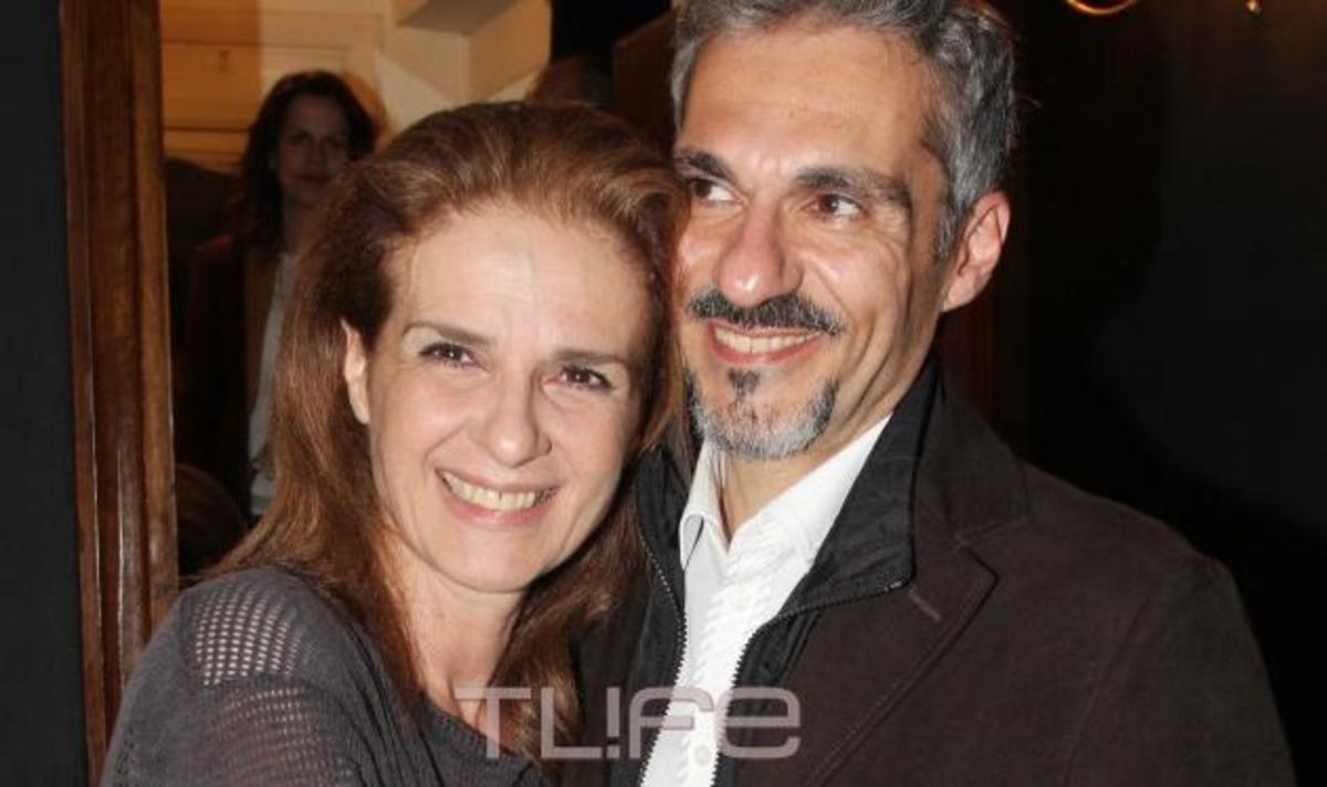 Πέγκυ Σταθακοπούλου: Η συγκίνηση στην πρεμιέρα της και η τρυφερή αγκαλιά με τον σύζυγό της!