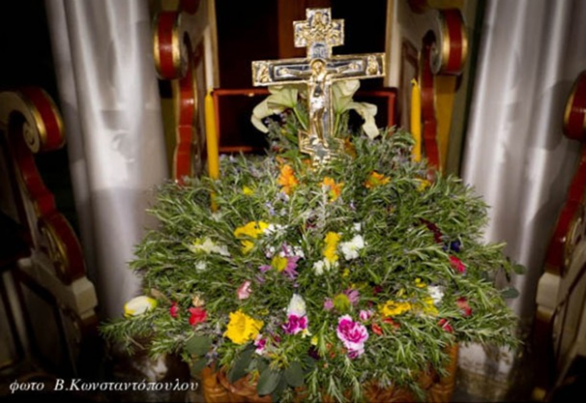 Γιατί και πως γιορτάζουμε την Κυριακή της Σταυροπροσκυνήσεως