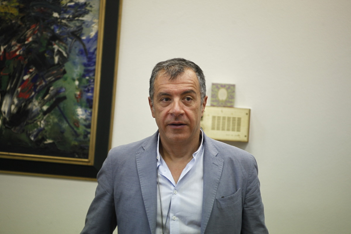 «Η κυβέρνηση θέλει να εκβιάσει τους νέους καναλάρχες απειλώντας με τις θεματικές άδειες»