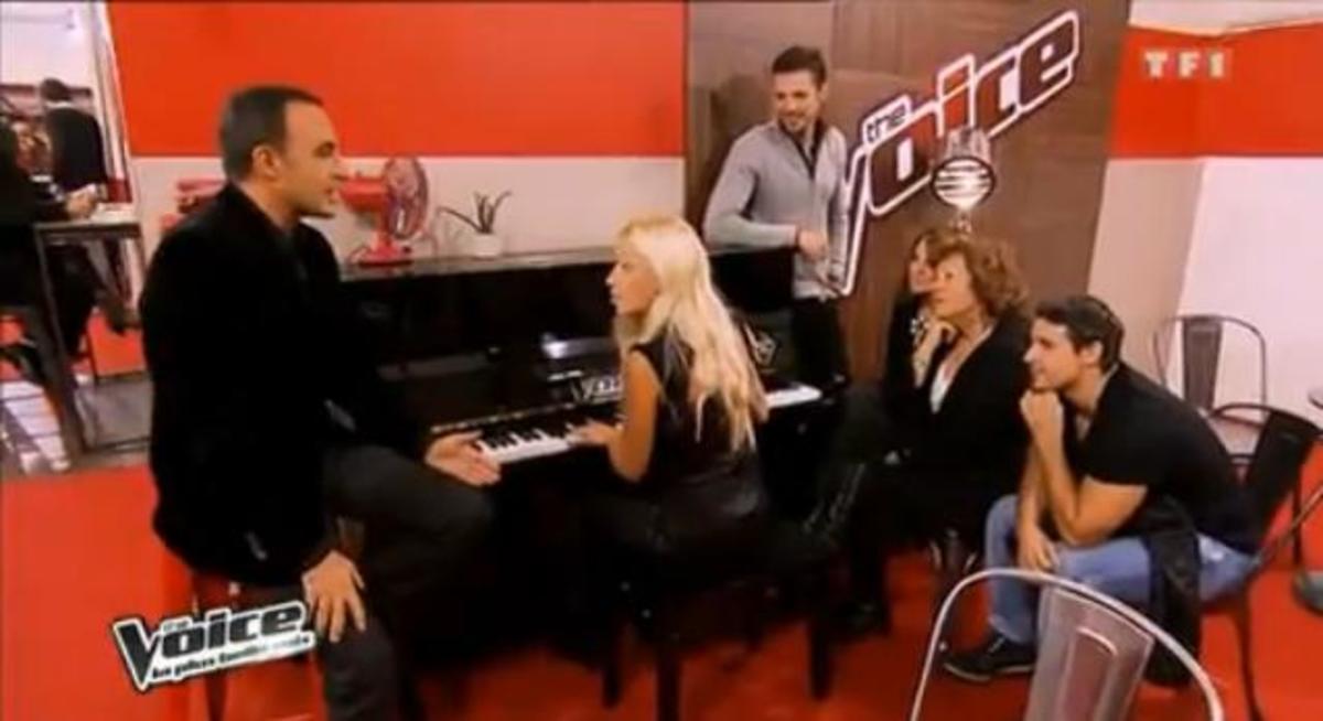 ΔΕΙΤΕ την Στεφανία Ρίζου στο “VOICE” με τον Νίκο Αλιάγα να μαγεύει τους κριτές με το “SKYFALL”!
