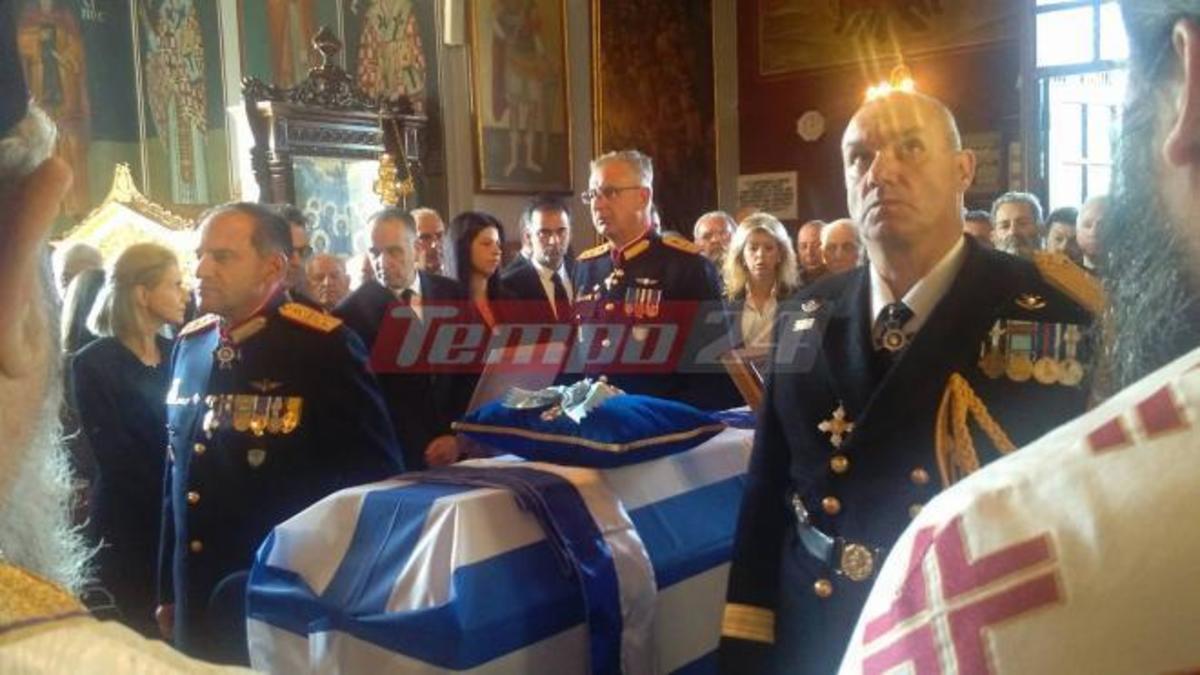 Δίπλα στην αγαπημένη του Τζένη τάφηκε ο Κωστής Στεφανόπουλος