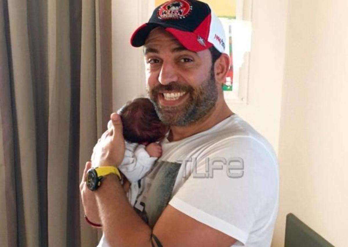 Στέφανος Κωνσταντινίδης: Στο σπίτι με τη νεογέννητη κόρη του! Βίντεο