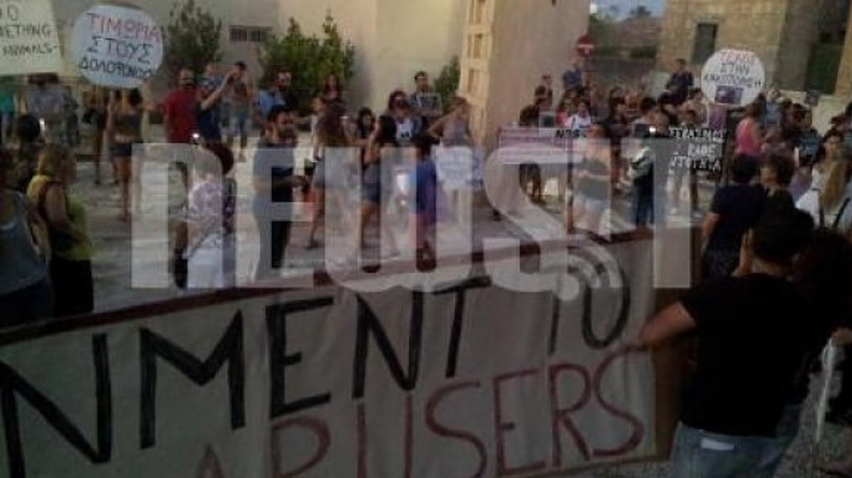 Γιατί σκοτώσατε το γατάκι; Εκδήλωση διαμαρτυρίας για την αποτρόπαια πράξη έξω από την ταβέρνα στην Αγλαντζιά