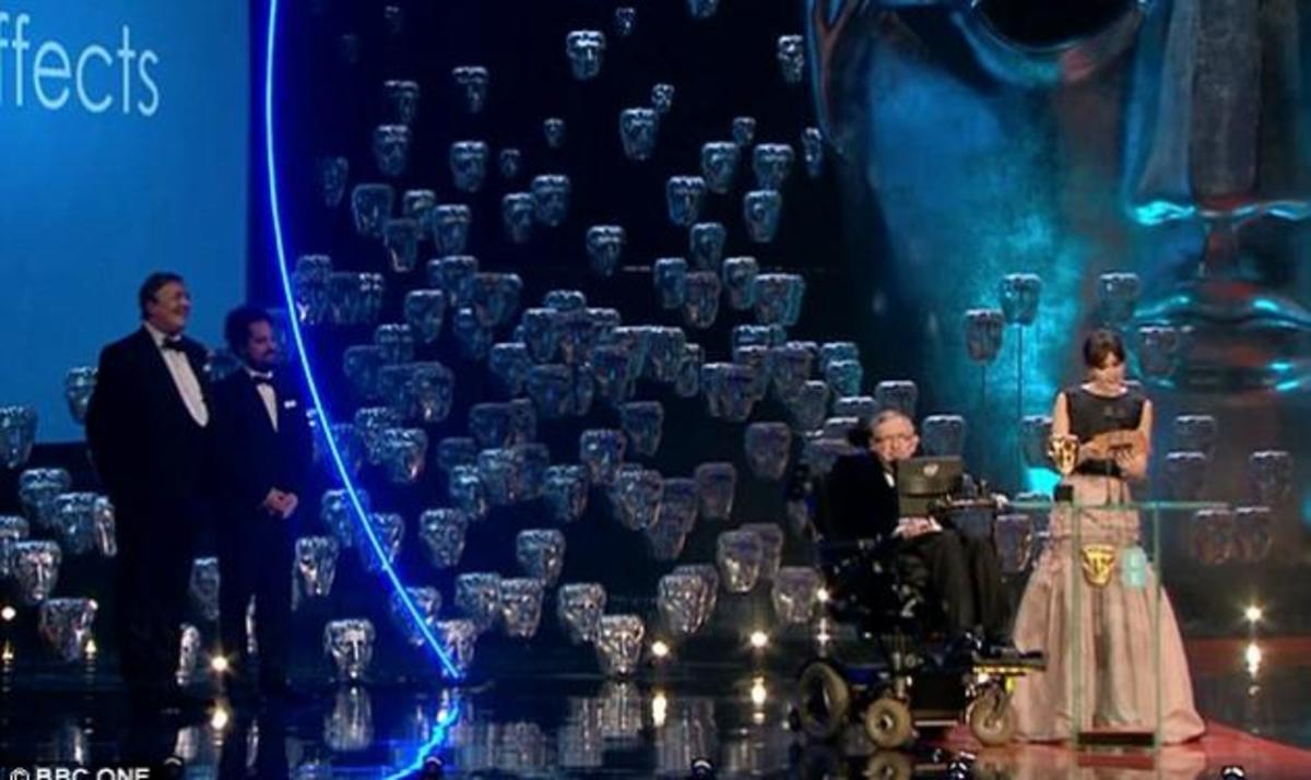 Stephen Hawking: Όταν “πείραξε” τον παρουσιαστή των Bafta καθώς έδινε βραβείο!