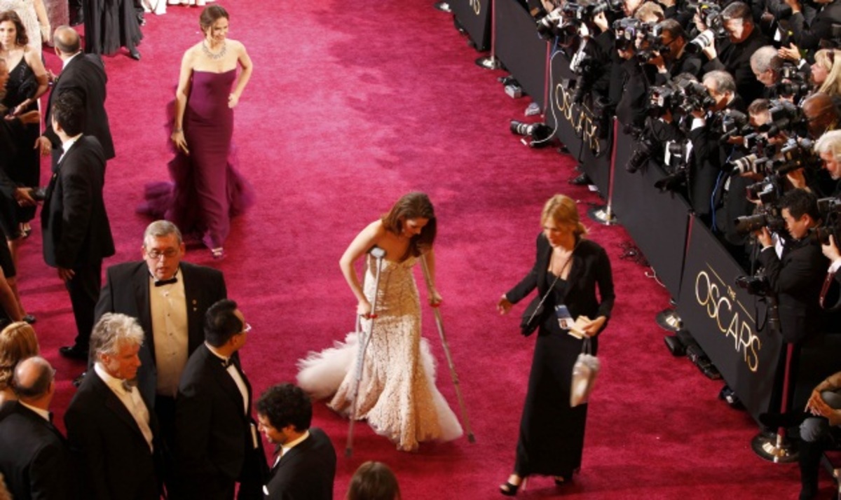 H Kirsten Stewart περπάτησε με πατερίτσες το κόκκινο χαλί των Oscar! Φωτογραφίες