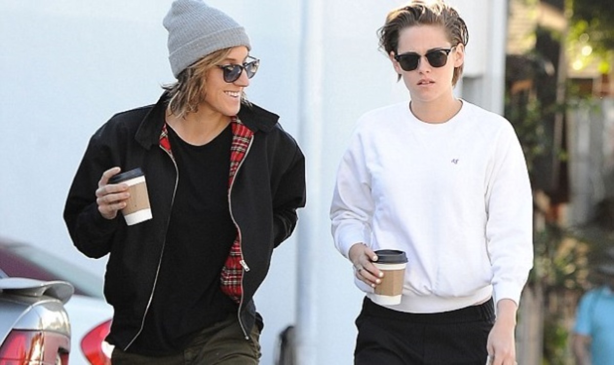 Τι λέει η μαμά της Kristen Stewart για τη σχέση της με άλλη γυναίκα;