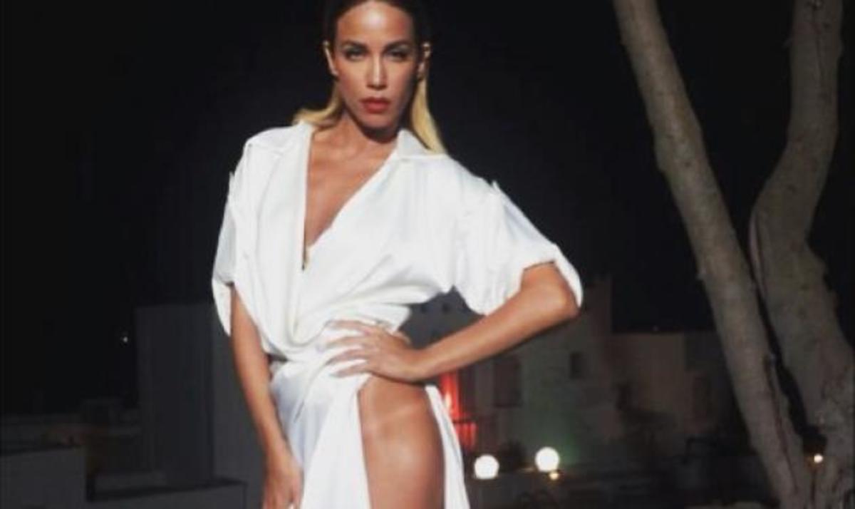 Κολάζει η Κατερίνα Στικούδη με το αποκαλυπτικό σκίσιμο στο φόρεμά της!